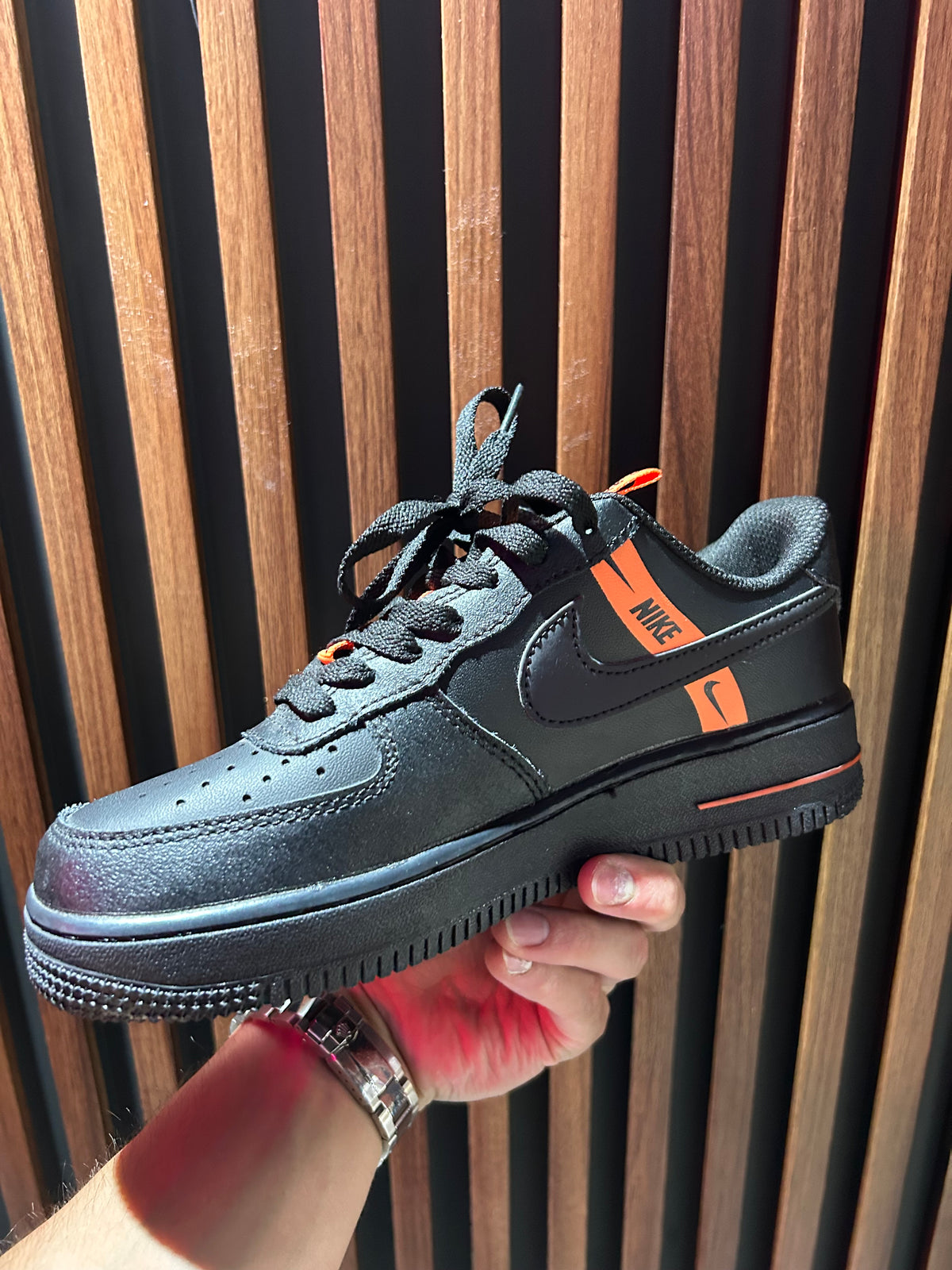 TENIS NIKE AIR FORCE ONE LV8 KSA WORLDWIDE PACK BLACK TOTAL ORANGE