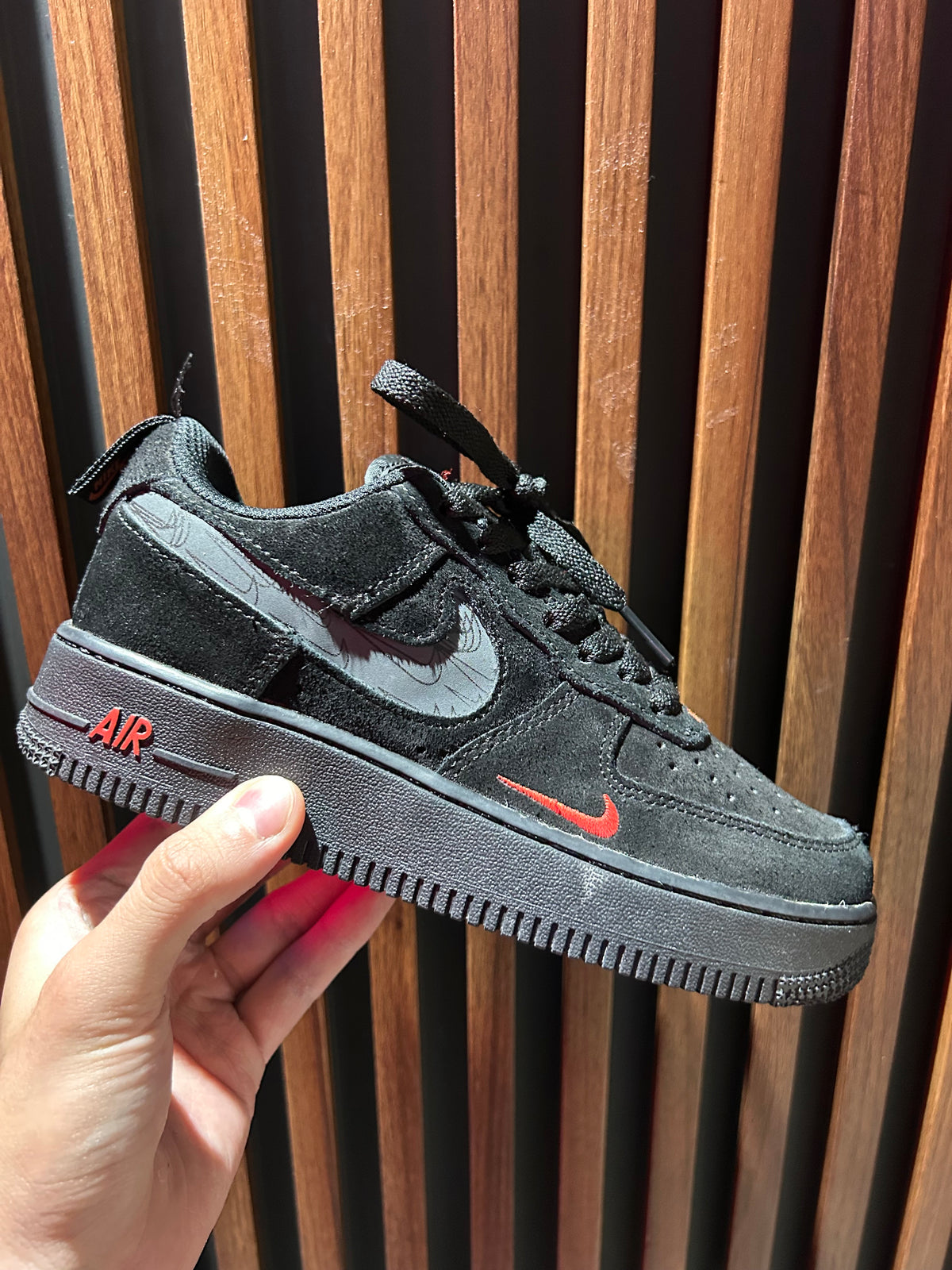 TENIS NIKE AIR FORCE 1’07 LV8 MULTI-SWOOSH BLACK/CRIMSON