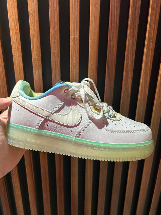 TENIS NIKE AIR FORCE 1 LOW ‘07 PRM UNLOCK YOUR SPACE