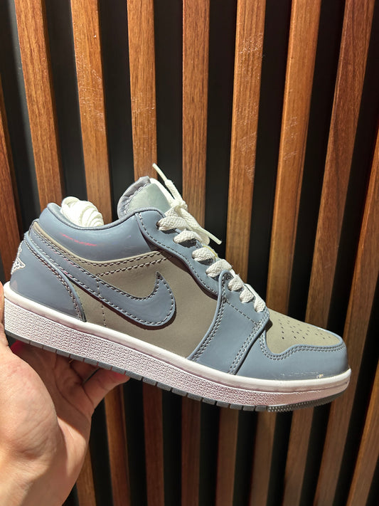 TENIS NIKE AIR JORDAN 1 LOW SE MEDIUM GREY COOL GREY WHITE