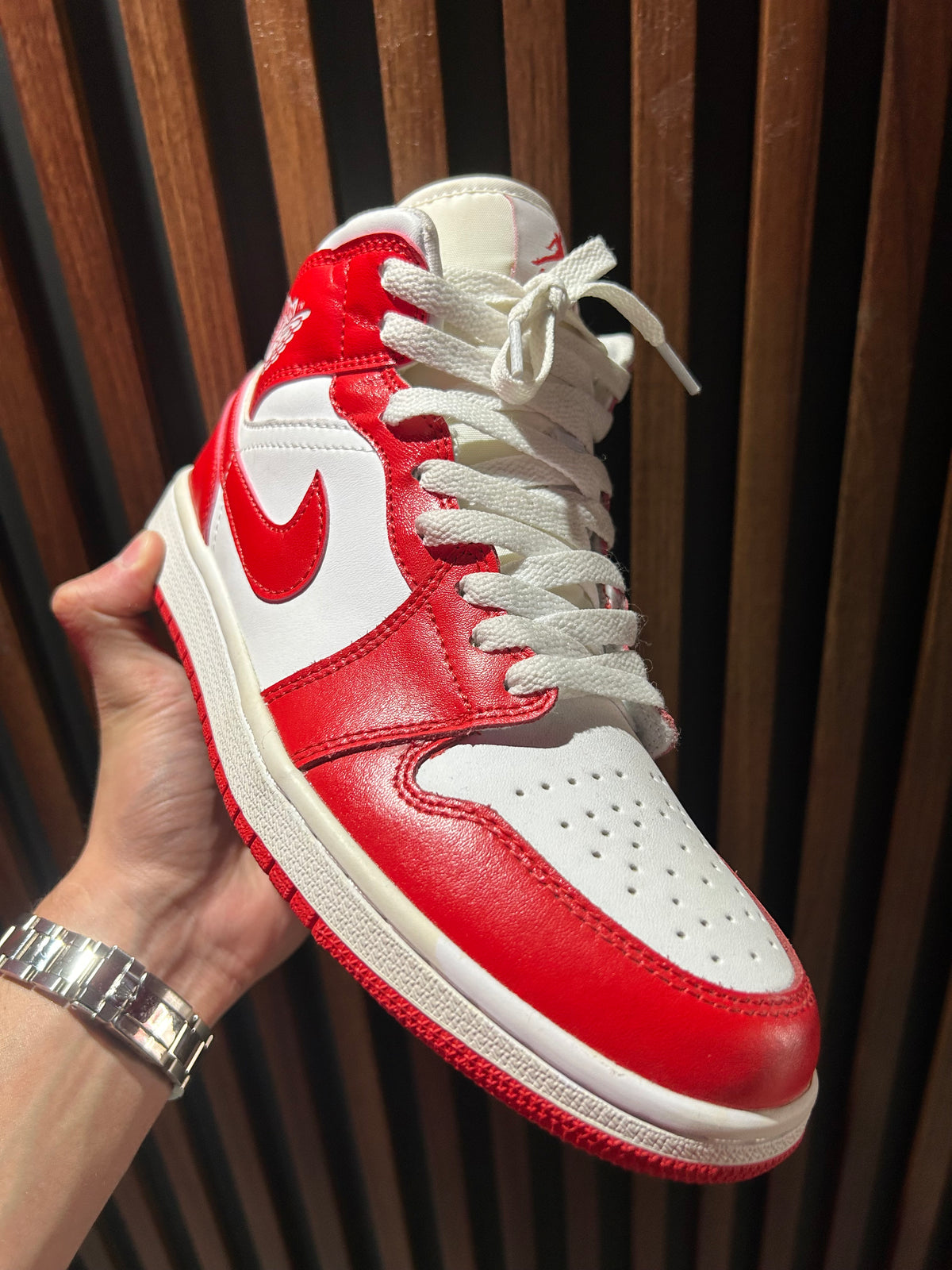TENIS NIKE AIR JORDAN 1 MID HABANERO RED