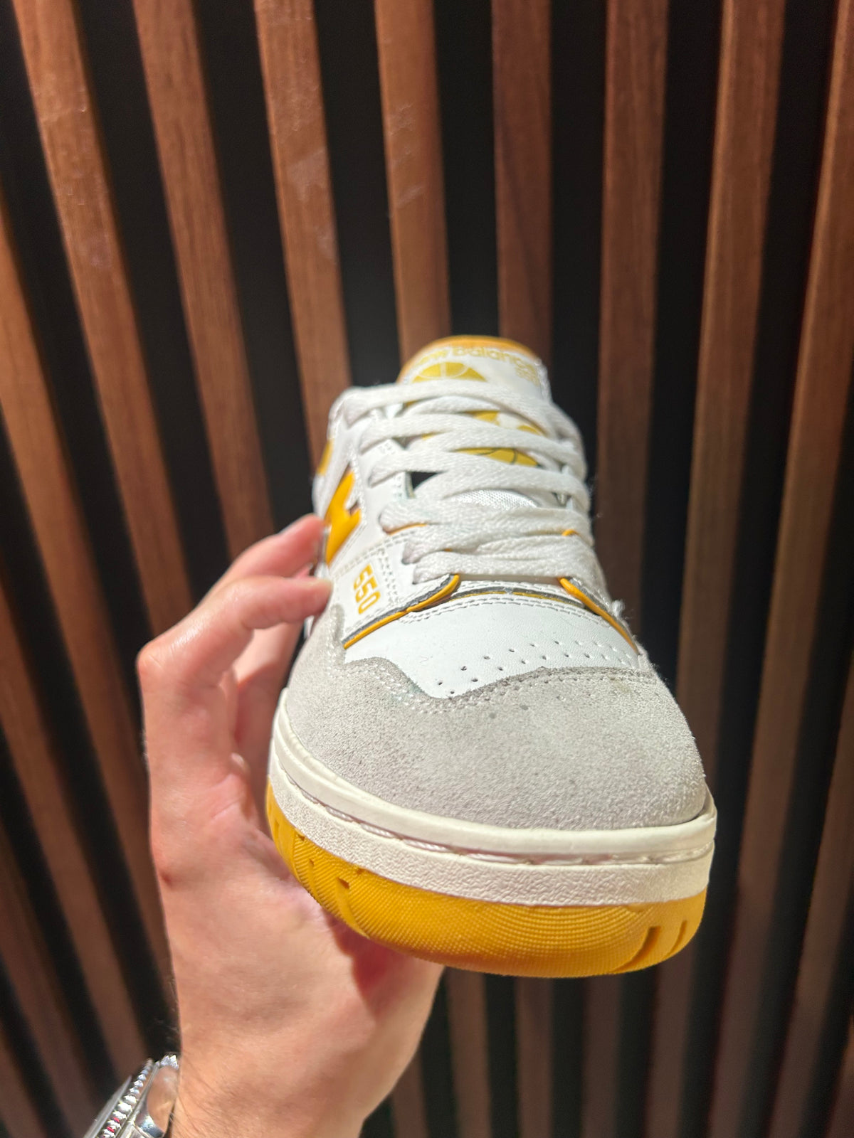 TENIS NEW BALANCE 550 SEA SALT VARSITY GOLD