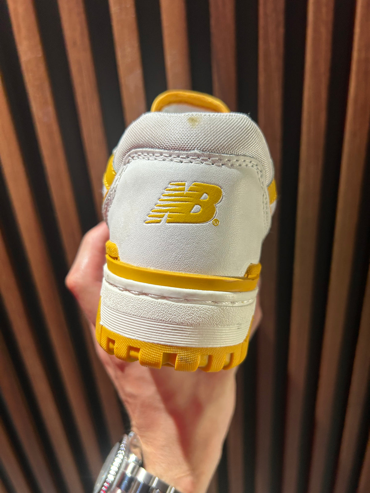 TENIS NEW BALANCE 550 SEA SALT VARSITY GOLD